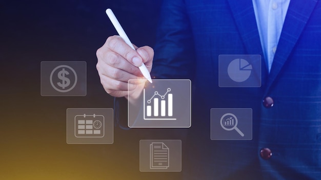 Análise de big data e conceito de BI de inteligência de negócios com ícones de gráfico e gráfico na interface de tela digital e pessoas de negócios em segundo plano