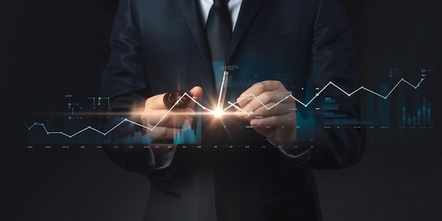 Análise financeira Empresário que analisa gráfico de negociação no mercado de ações e relatório financeiro de marketing