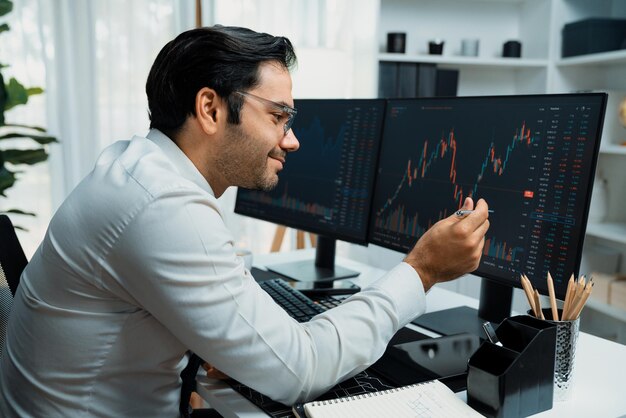 Foto análisis del comerciante en la pantalla dinámica de inversión de la bolsa de valores en la suposición del ordenador