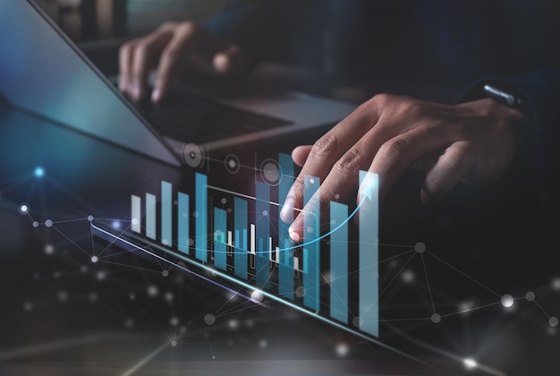 Análisis de datos Investigación de mercado Empresario que utiliza tableta analizando datos de ventas y gráfico de crecimiento económico gráfico financiero Planificación y estrategia de negocios Análisis del comercio de mercado