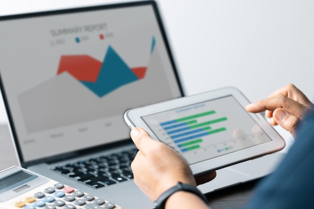 Análisis de datos de negocios en computadora portátil Gráficos financieros Informes de gráficos para una planificación y estrategia exitosas Lugar de trabajo profesional Analizando datos de negocios Gráficos para la toma de decisiones estratégicas