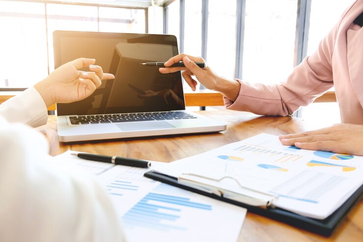 análisis ejecutivo en papel de datos con contador utilizando calculadora en la oficina, concepto de negocio
