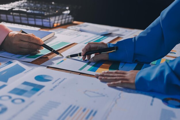 Análisis empresarial Cierra la reunión de los empresarios para discutir la situación en el mercado Concepto financiero empresarial