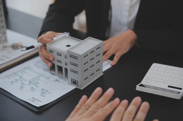 Análisis del equipo de agente inmobiliario y gerente de ventas de la fijación de precios del contrato de alquiler, arrendamiento, venta o contrato de compra en relación con la oferta de préstamo hipotecario y el seguro de vivienda