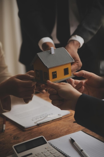 Análisis del equipo de agente inmobiliario y gerente de ventas de la fijación de precios del contrato de alquiler, arrendamiento, venta o contrato de compra en relación con la oferta de préstamo hipotecario y el seguro de vivienda