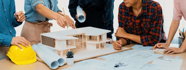 Foto análisis del equipo de arquitectos y lluvia de ideas sobre la construcción de casas en auge.