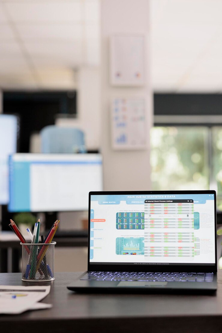 Foto análisis de estadísticas financieras en portátiles con gráficos para planificación empresarial, estrategia de inversión en bolsa. computadora portátil con sistema de análisis de datos financieros en una oficina moderna.