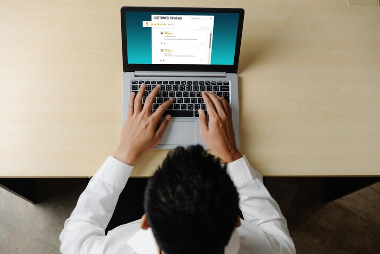 Foto análisis de la experiencia del cliente y la revisión por software informático moderno para negocios corporativos