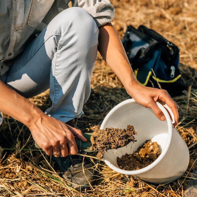 Análisis de la fertilidad del suelo Agrónoma que toma muestras de suelo