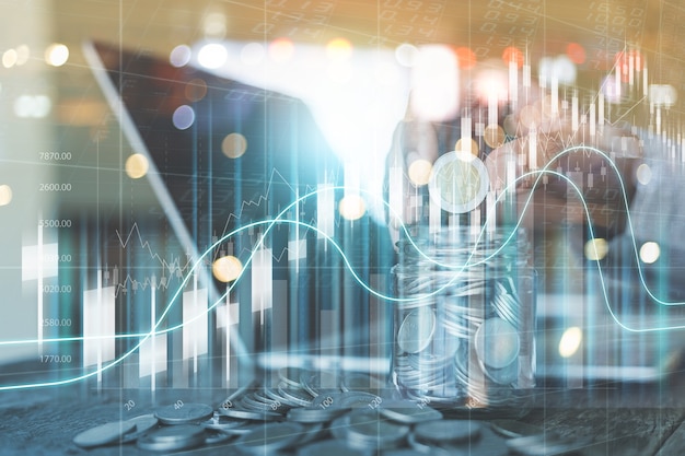 Análisis del gráfico de cotizaciones del gráfico comercial, mercado bursátil, información sobre beneficios. Mano poniendo monedas de dinero en el fondo de la botella de vidrio. concepto de inversión.