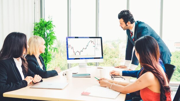 Análisis de gráficos de datos del mercado de valores mediante un ingenioso software de computadora