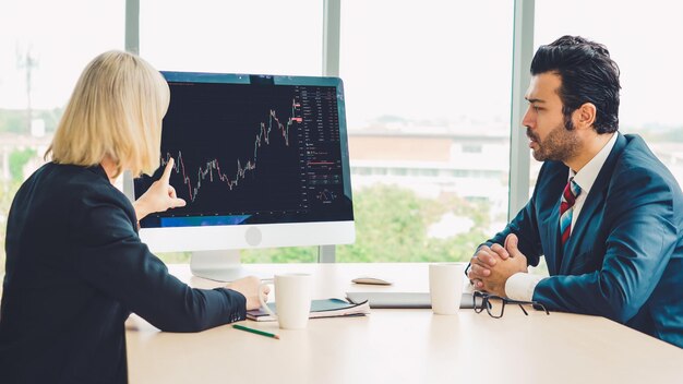 Análisis de gráficos de datos del mercado de valores mediante un ingenioso software de computadora