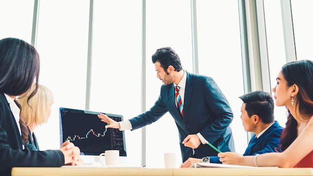 Análisis de gráficos de datos del mercado de valores mediante un ingenioso software de computadora