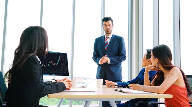 Análisis de gráficos de datos del mercado de valores mediante un ingenioso software de computadora