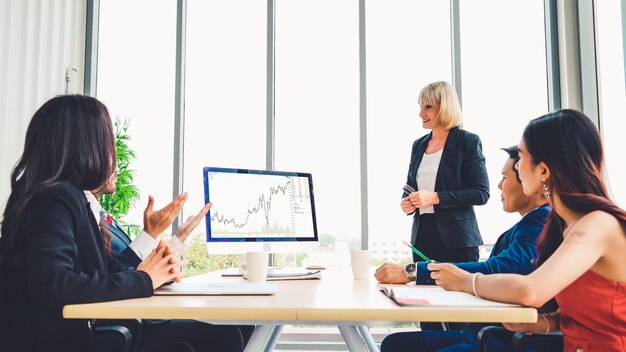 Análisis de gráficos de datos del mercado de valores mediante un ingenioso software de computadora