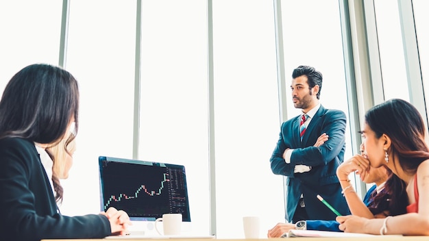 Análisis de gráficos de datos del mercado de valores mediante un ingenioso software de computadora