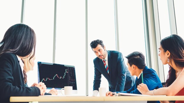 Análisis de gráficos de datos del mercado de valores mediante un ingenioso software de computadora