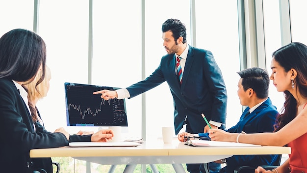 Análisis de gráficos de datos del mercado de valores mediante un ingenioso software de computadora