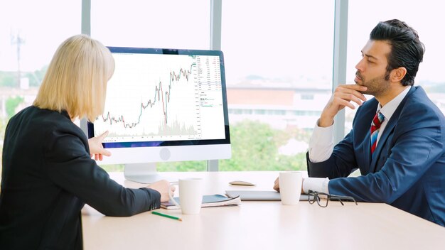 Análisis de gráficos de datos del mercado de valores mediante un ingenioso software de computadora