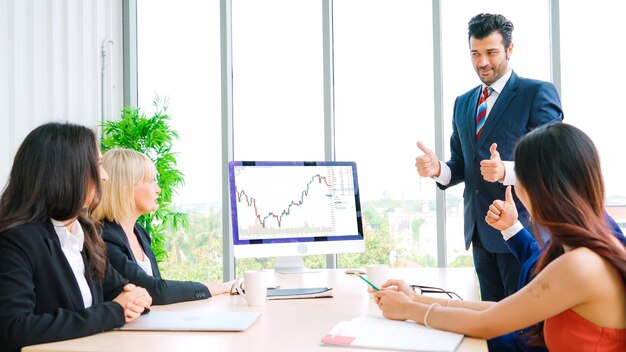 Análisis de gráficos de datos del mercado de valores mediante un ingenioso software de computadora