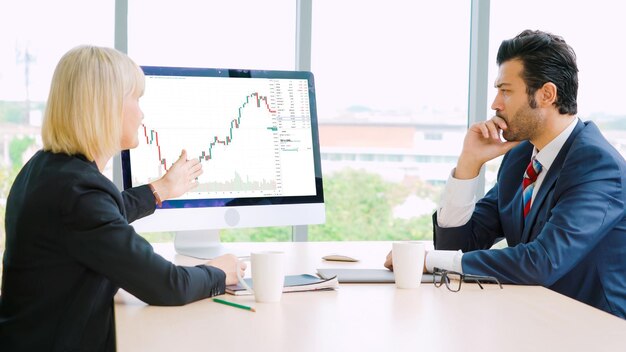 Análisis de gráficos de datos del mercado de valores mediante un ingenioso software de computadora