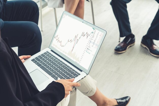 Análisis de gráficos de datos del mercado de valores mediante un ingenioso software de computadora
