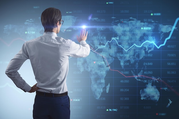 Análisis de inversión y concepto de negocio global con vista posterior de hombre joven empujando pantalla táctil digital con indicadores y diagramas de mapa mundial