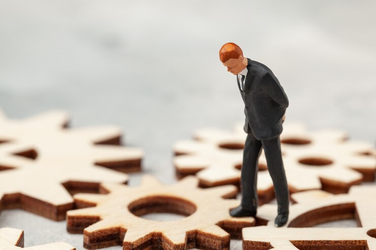 Foto análisis de negocios. auditoría de la empresa. un hombre de negocios en traje se coloca en los engranajes como símbolo de los procesos comerciales en la empresa