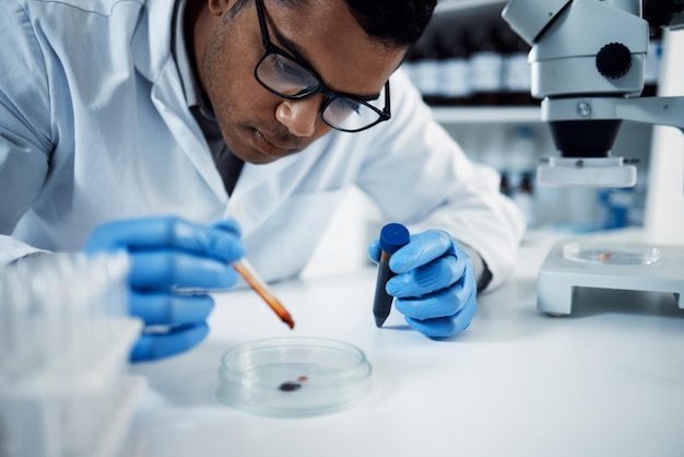 Foto análisis de sangre científico y científico masculino en un laboratorio que investiga con tubos de muestra de adn innovación médica de arn e investigador profesional que trabaja en un proyecto de datos en un laboratorio farmacéutico