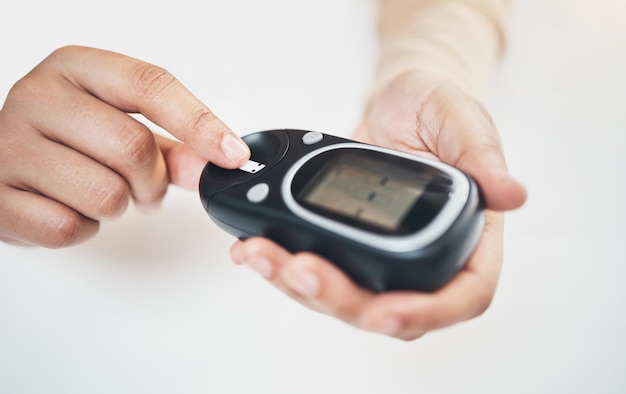 Análisis de sangre para diabetes y médico con el dedo de la mujer para el control del nivel de insulina y control de la glucosa Medicina sanitaria y digital con las manos del paciente y la máquina de glucómetro para el equilibrio del azúcar
