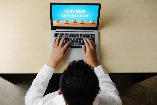 Análisis de la satisfacción y la evaluación de los clientes en la computadora de software de moda