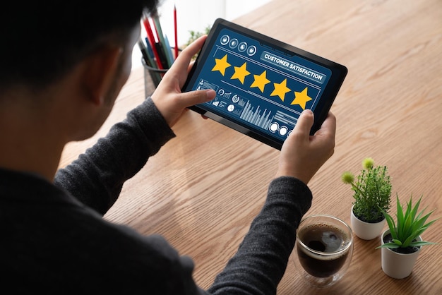 Foto análisis de la satisfacción y la evaluación de los clientes en la computadora de software de moda