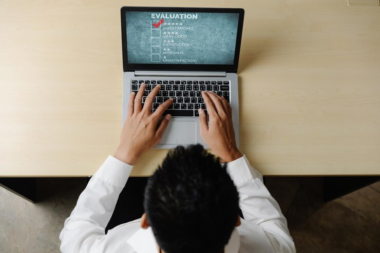 Foto análisis de la satisfacción y la evaluación de los clientes en la computadora de software de moda
