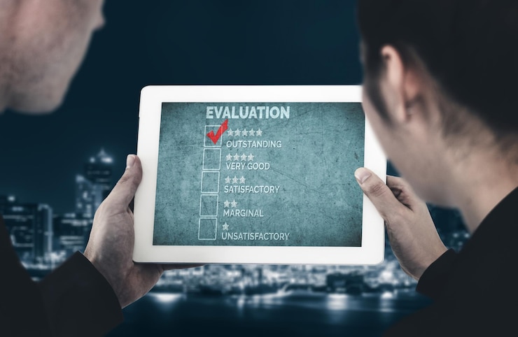 Foto análisis de la satisfacción y la evaluación de los clientes en la computadora de software modish para la planificación de la estrategia de marketing