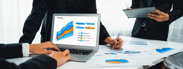 Foto análisis de tableros de datos empresariales por oratoria de inversiones en software informático