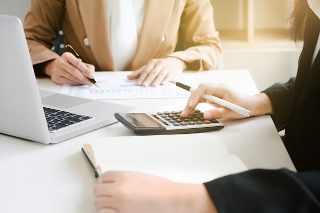 Analista de desempenho de marketing trabalhando com relatório de venda em uma mesa de escritório