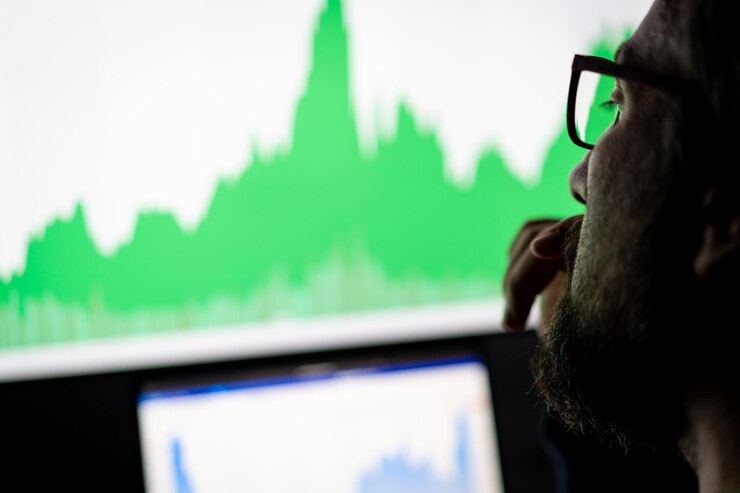 Foto analista de investidor de comerciante de criptografia olhando para a tela do computador analisando dados do gráfico financeiro no monitor do pc, pensando em riscos globais de investimento no mercado de bolsa de valores on-line, visão por cima do ombro.