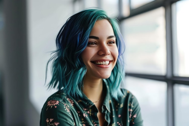 Analista de pesquisa de mercado colorido A mulher sorridente com o cabelo azul