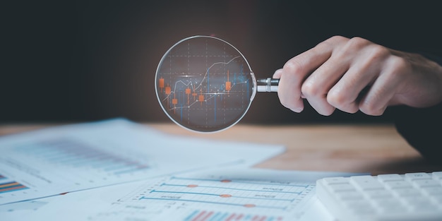 analista estadístico que utiliza una calculadora para calcular y leer informes, gráficos y