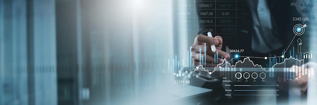 Analista financiero empresario que analiza el informe financiero y el gráfico de crecimiento económico Planificación de estrategia de negocios y gestión de riesgos de soluciones para el éxito empresarial Finanzas e inversión