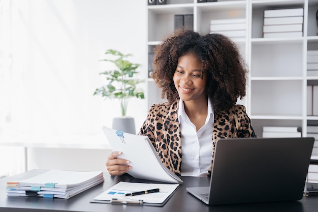 Analista de negocios que analiza la gestión de datos de la empresa Análisis de negocios con gráficos Analista financiero de marketing Gráfico de crecimiento de negocios