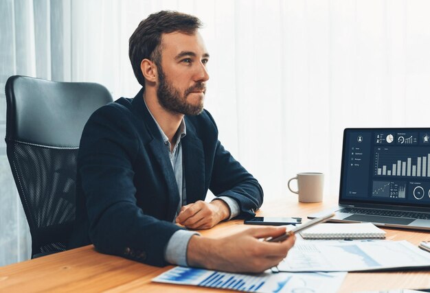 Analista ocupado en la oficina analizando datos financieros