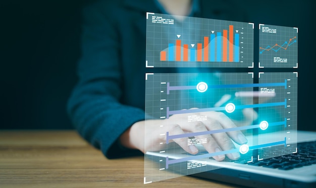Analista que trabaja con Business Analytics y Data Management System en la computadora para hacer informes con KPI y métricas conectadas a la base de datos Estrategia corporativa para operaciones financieras marketing de ventas