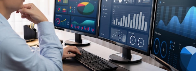 Analista que trabaja en el panel de BI de análisis de datos en el monitor de la computadoraTrailblazing