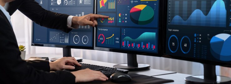 Foto analista que trabaja en el panel de bi en el monitor de la computadora trailblazing