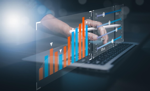 Analista que trabaja en el sistema de análisis de negocios y gestión de datos para elaborar informes con KPI y métricas conectadas a la base de datos Estrategia corporativa para operaciones financieras ventas marketing