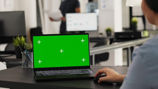El analista revisa la pantalla verde