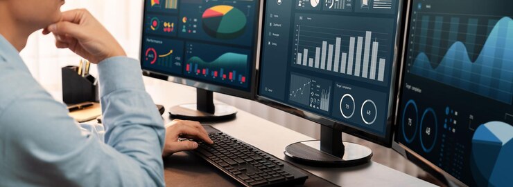 Foto analista trabajando en análisis de datos o panel de bi en monitor de computadora empresario analizando datos financieros de fintech en la oficina corporativa para marketing empresarial y planificación estratégica trailblazing