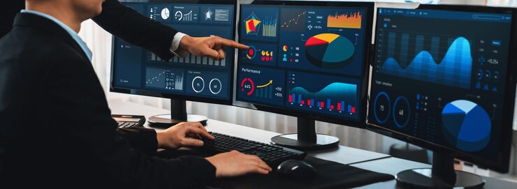Foto analista trabajando en análisis de datos o panel de bi en monitor de computadora equipo de negocios analizando datos financieros de fintech en oficina corporativa para marketing empresarial y planificación de estrategias pionero