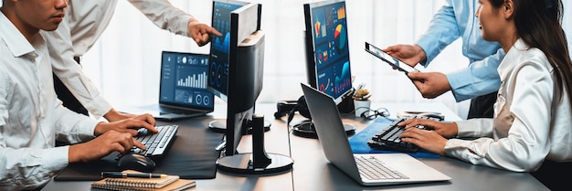 Analista trabajando en análisis de datos o panel de BI en monitor de computadora Equipo de negocios analizando datos financieros de Fintech en oficina corporativa para marketing empresarial y planificación de estrategias Pionero